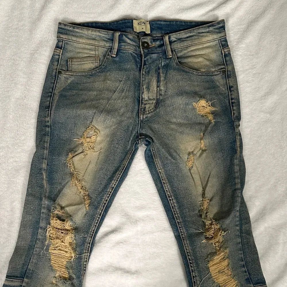 KDNK 11 4 14 11 Distressed Washed Dirty Design Men’s Blue Jeans! Size30